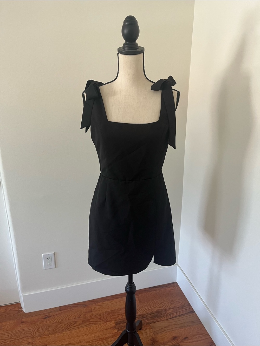 Women's Black Tie-Shoulder Square Neck Dress